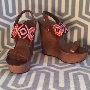 Shoe Dazzle Brown Wedges w/Tribal Print Size 7.5